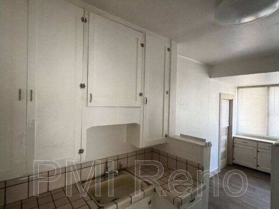 3rd image of 724 W 6th St Unit B