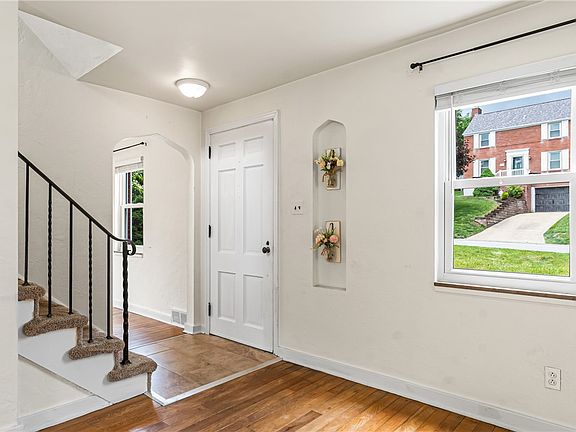 3rd image of 51 Hollow Haven Dr