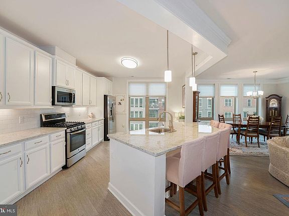 This Kitchen is a Chef's Dream!  MASSIVE & PRETTY!