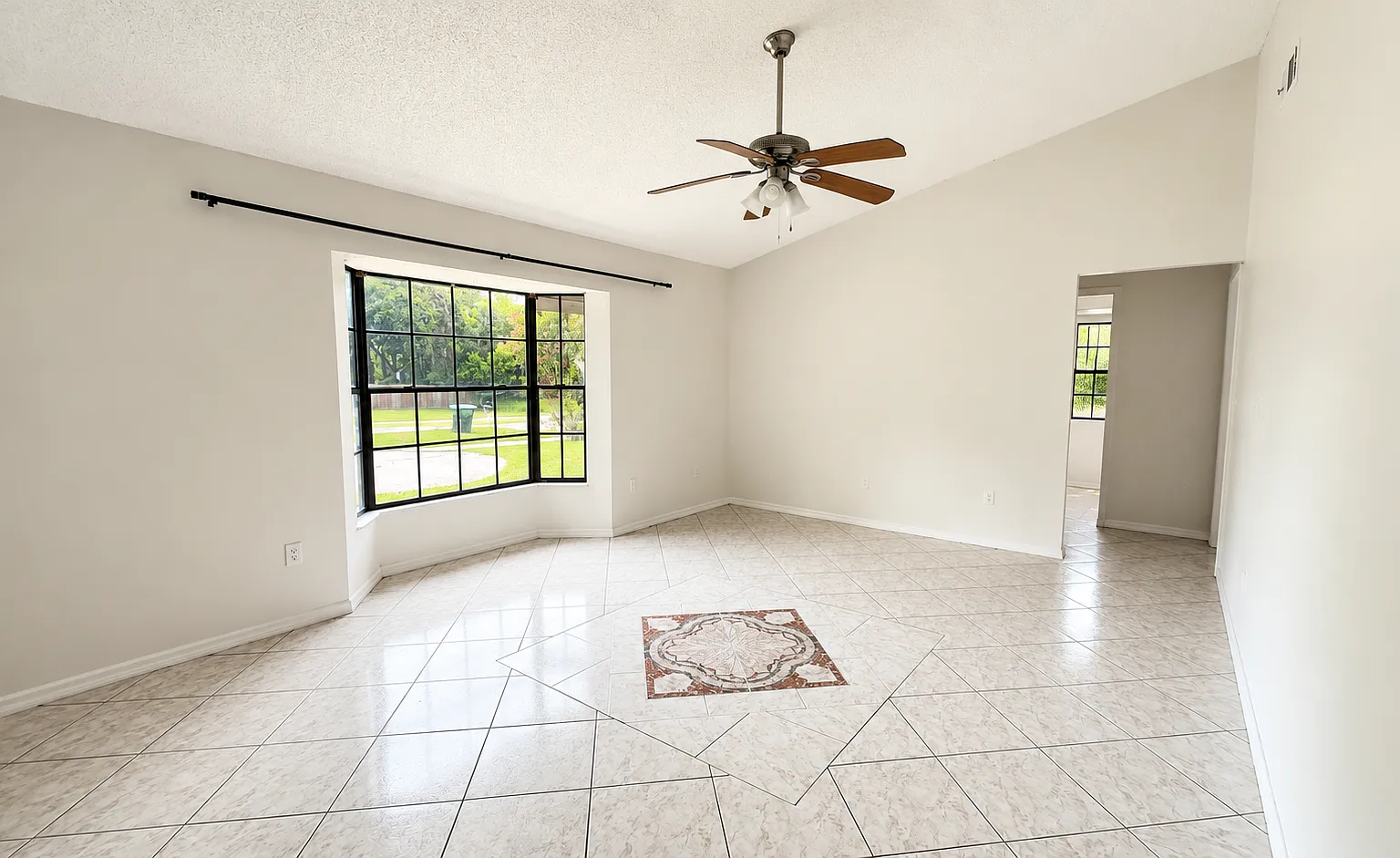 4 bed, 2055 sqft, $1,900 — Photo 3