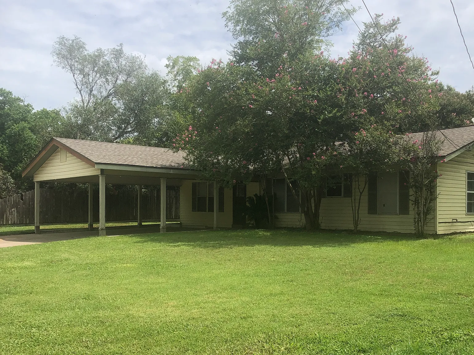 3 bed, $1,275 — Photo 1