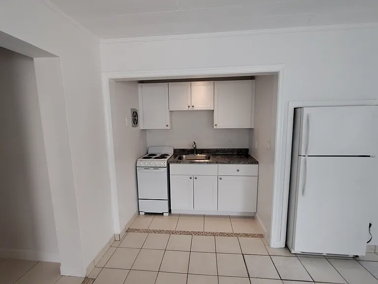808 NE 9th Ave — Photo 7