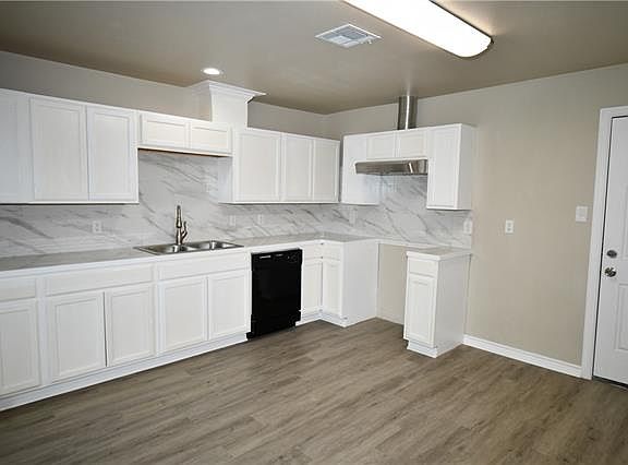 5th image of 2905 N General Wainwright Dr