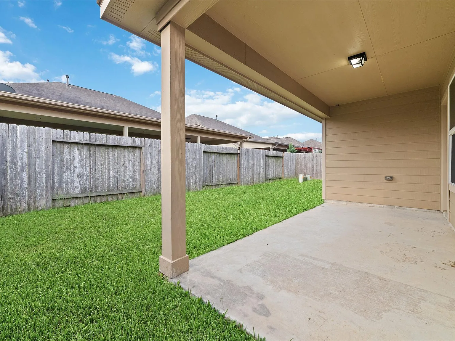 4 bed, 2.0 bath, 1725 sqft, $2,100 — Photo 4