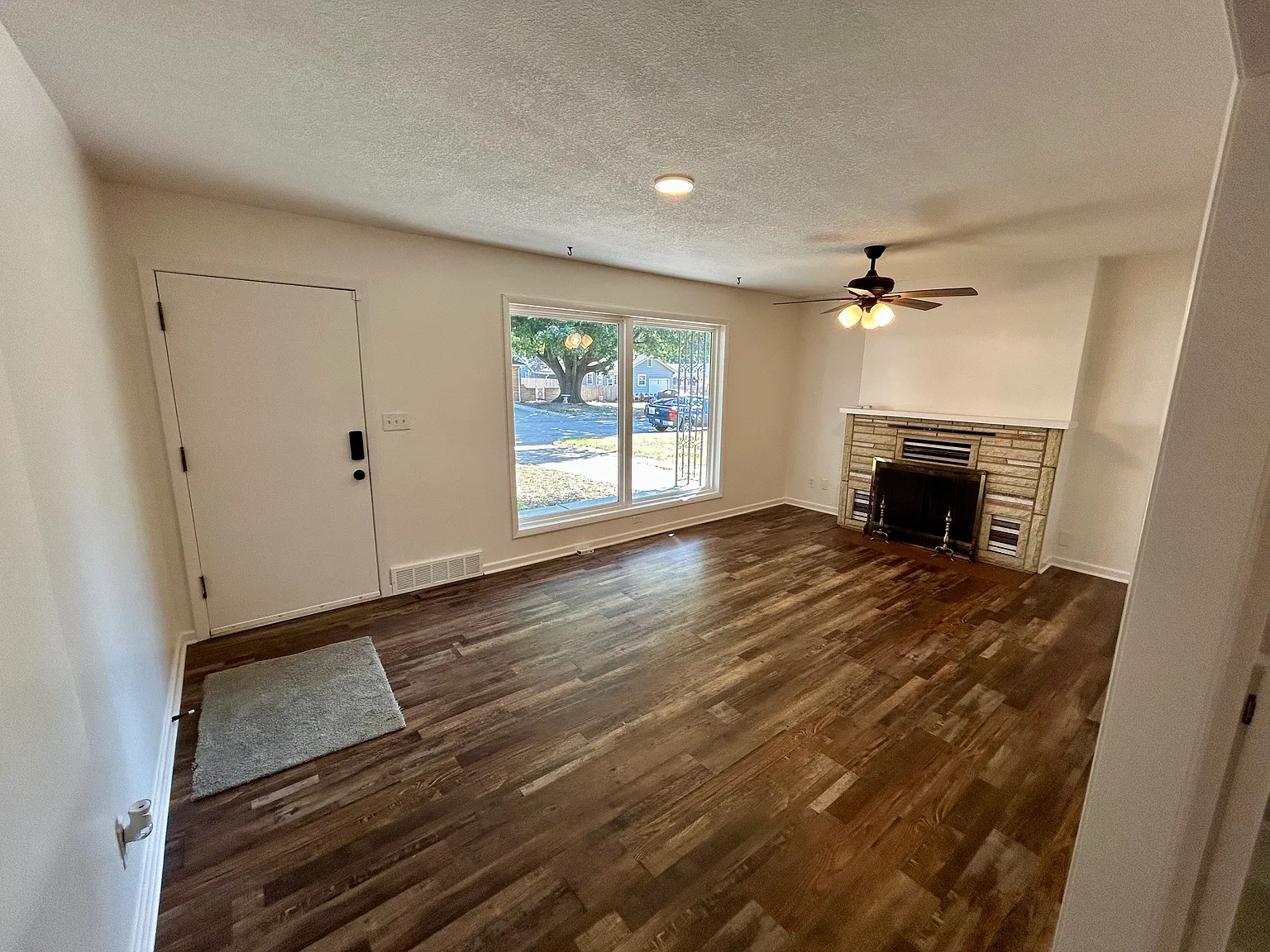 4 bed, 1993 sqft, $1,695 — Photo 3