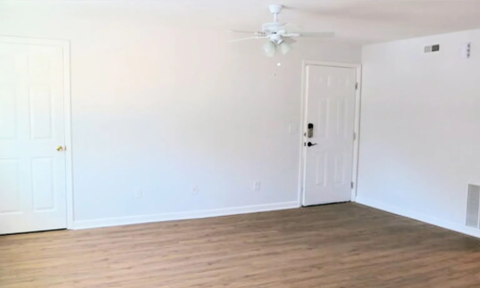 2 Bed, 1 Bath Renovated Apartments Near Tanger Outlet! — Photo 2