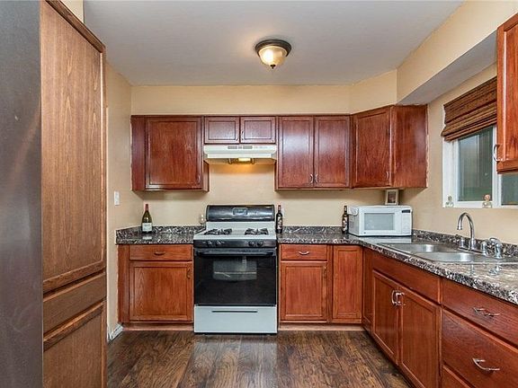 4th image of 3005 Mary St