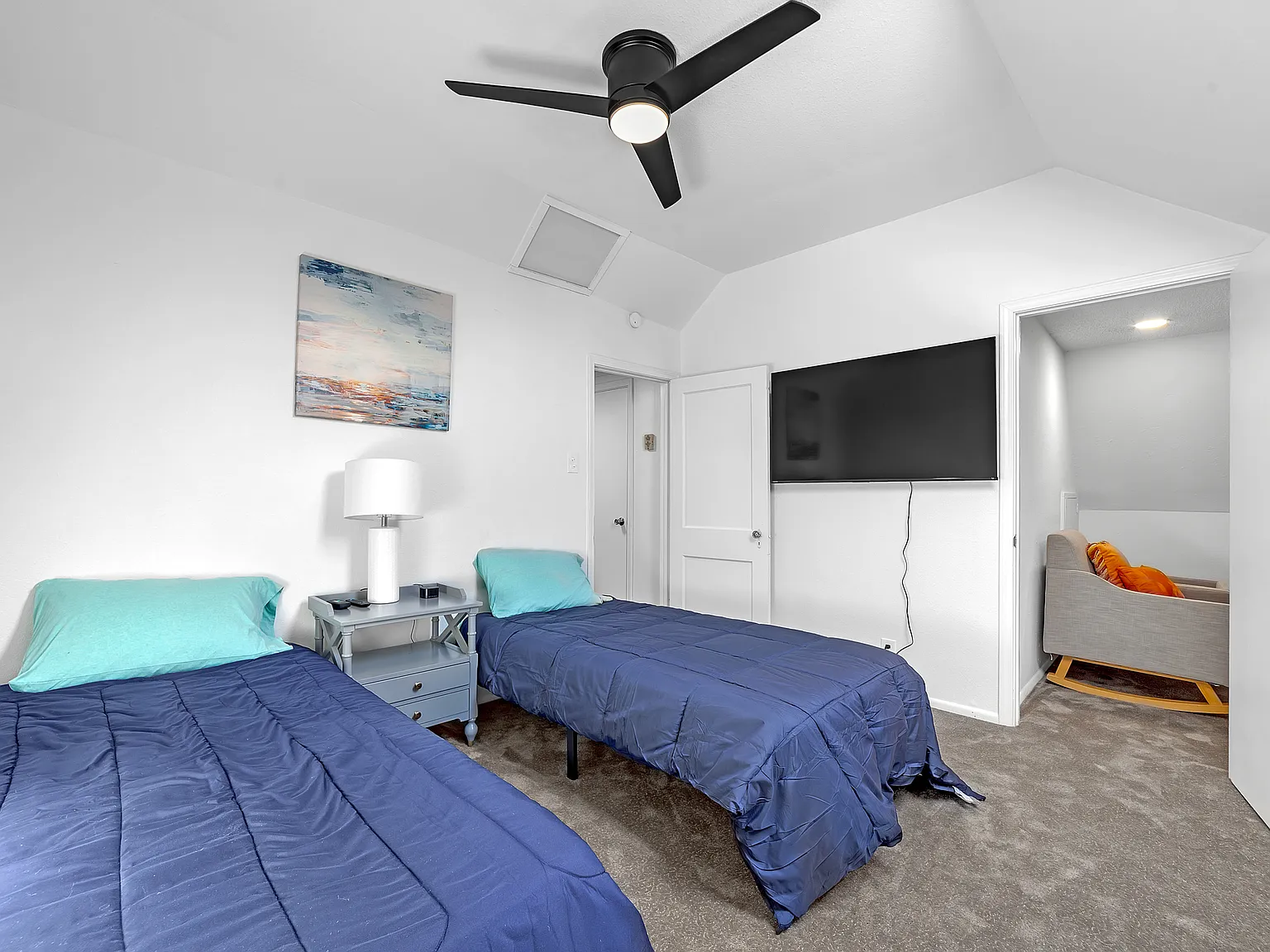 4 bed, 2400 sqft, $2,600 — Photo 4