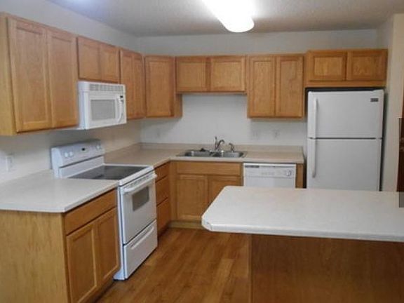 5th image of 880 Lyn Way #2XX