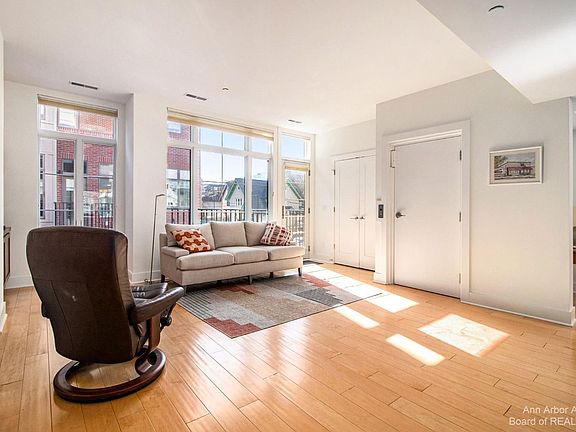 3rd image of 414 N Main St APT 1