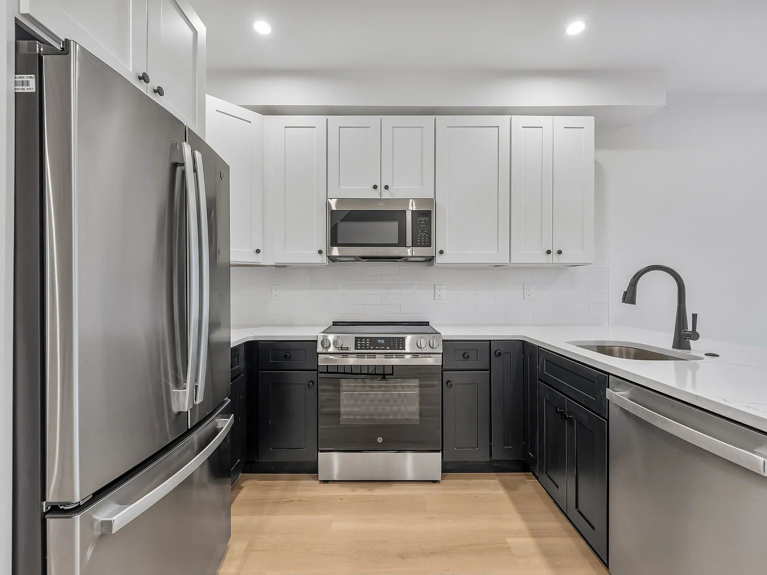 3 bed, 1300 sqft, $2,400 — Photo 3