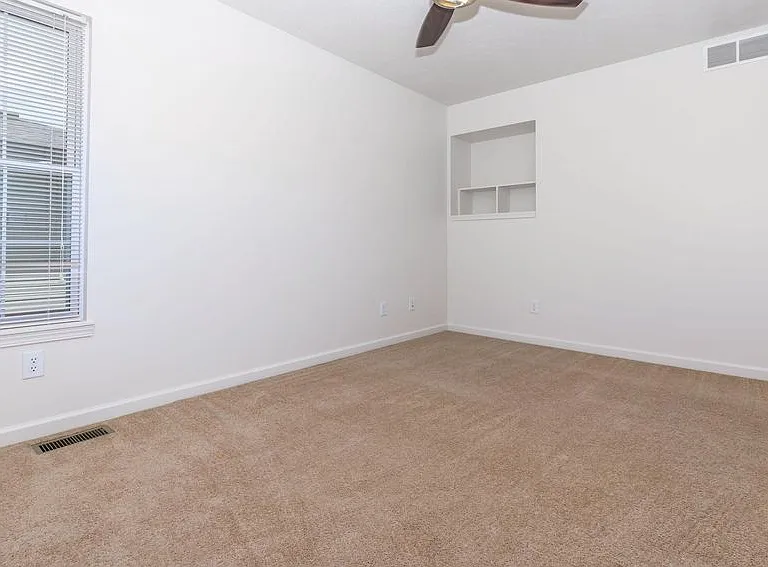 Regency Court Apartments — Photo 48