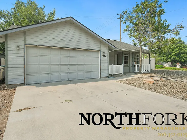 1421 S Michigan Ln — Photo 1