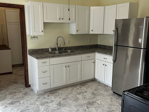 3rd image of 906 N Wasson St