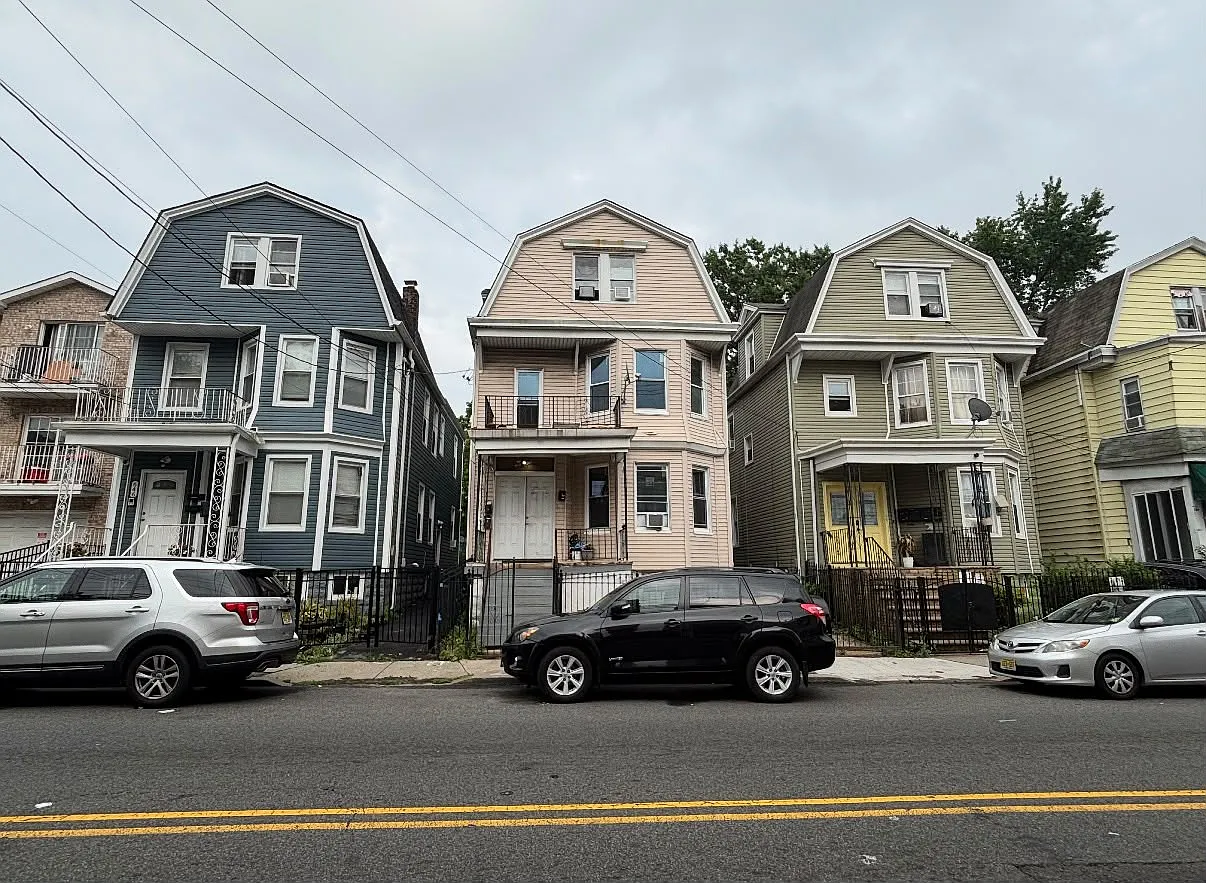 3 bed, $2,100 — Photo 1