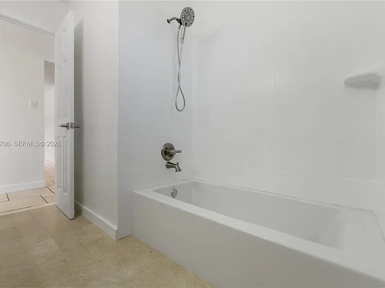 232 SE 6th St — Photo 29