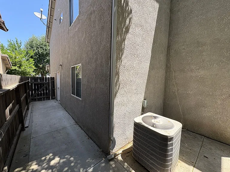 703 W Russell Ave — Photo 40