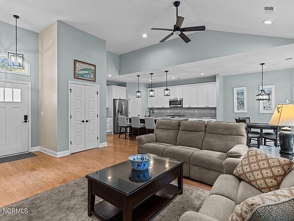 3rd image of 416 Sandlewood Drive NW