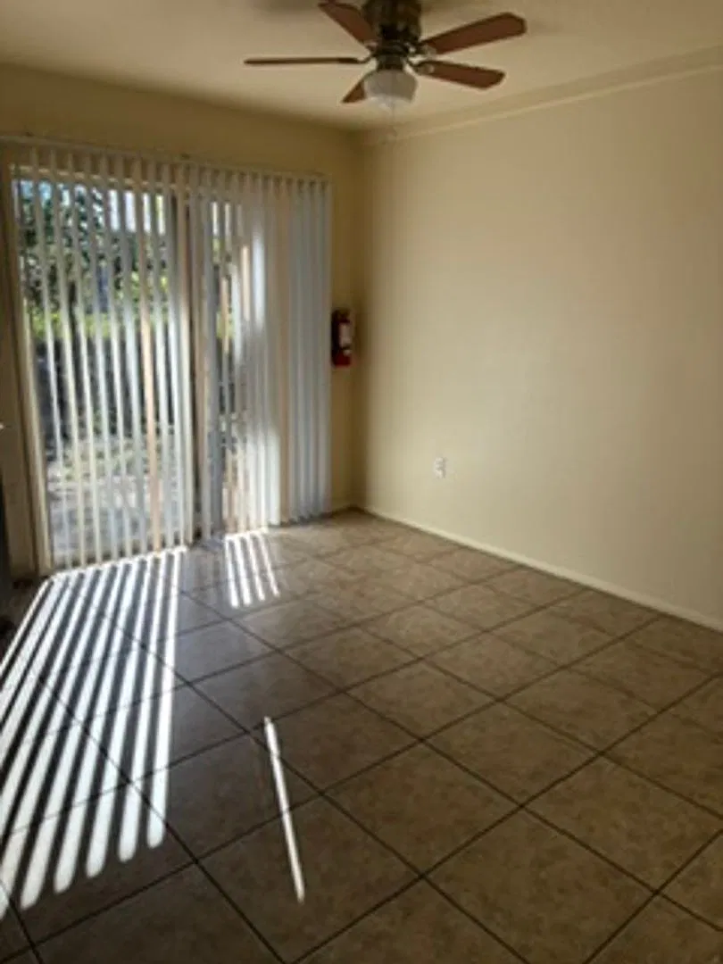Large 2 bed 1 1/2 bath Town house. — Photo 3