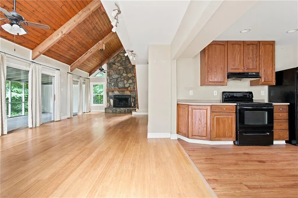 3 bed, 3.0 bath, 1584 sqft, $2,450 — Photo 2
