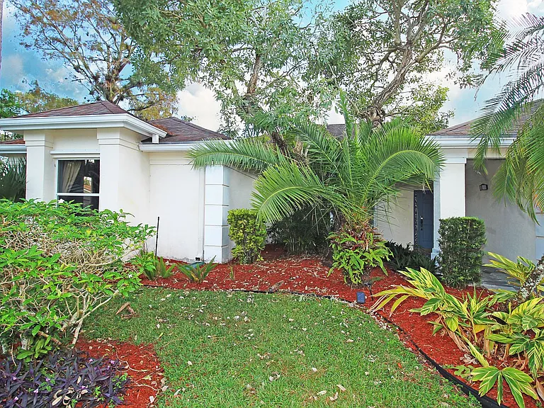 896 Rose Ct — Photo 4