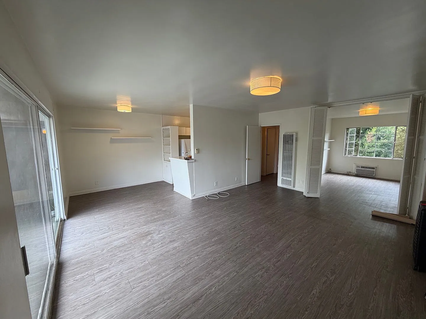 1560 N Laurel — Photo 1