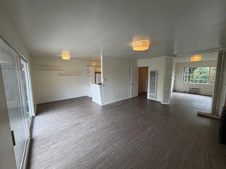 1560 N Laurel — Photo 1