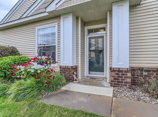 5884 Prairie Ridge Dr, Shoreview, MN 55126