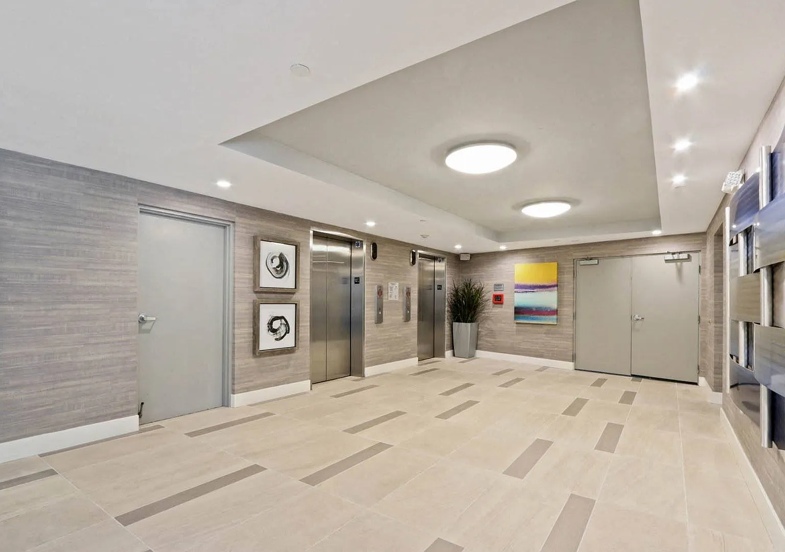 Palm Royale Apartments — Photo 4