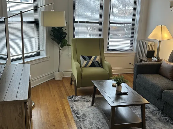 1911 W Larchmont Ave, Chicago, IL