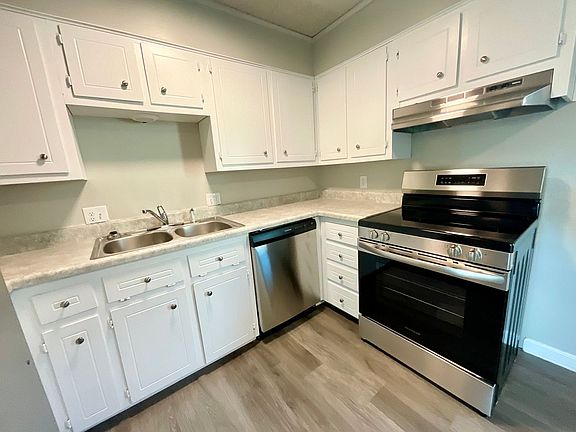 3rd image of 42 Stoneybrook Ln APT 4