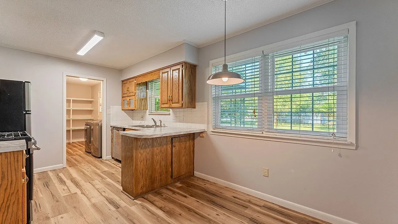 3 bed, 2.0 bath, 1360 sqft, $1,645 — Photo 4