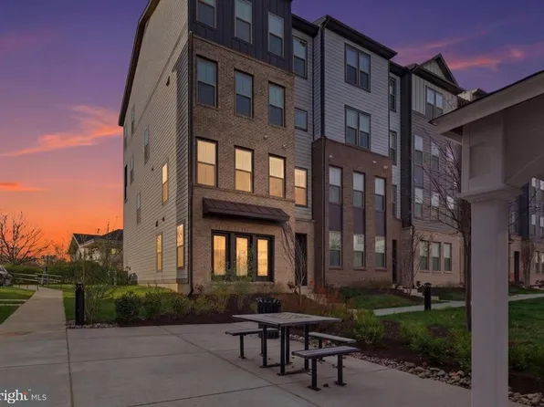 46037 Woodpecker Sq, Sterling, VA 20165