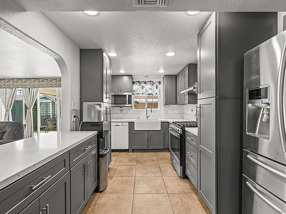 2nd image of 831 Hickory Ct