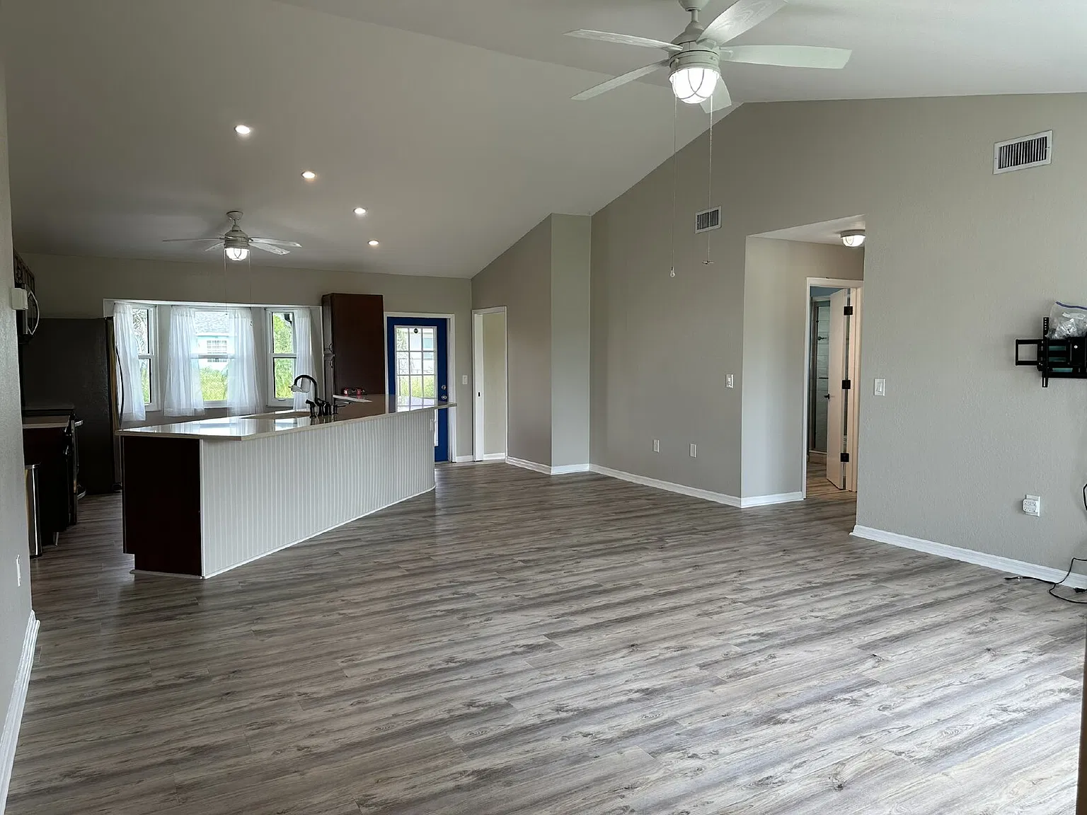 3 bed, 2.0 bath, 1402 sqft, $1,800 — Photo 2