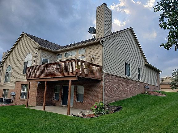 3rd image of 692 Cliffside Dr #1