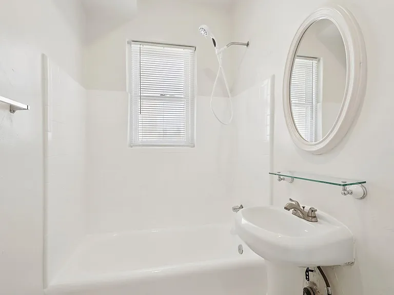 Wendover Apartments — Photo 14