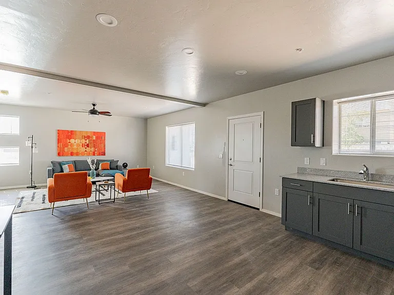 Bellevue Apartments — Photo 29
