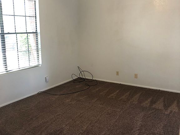 5th image of 812 E Linda Ln