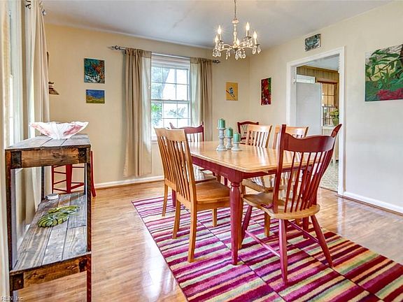 Charming dining room. 