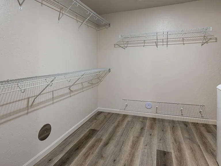 710 sqft - Closet