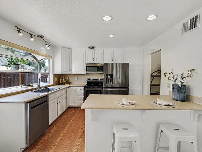 2883 Westchester Dr — Photo 4