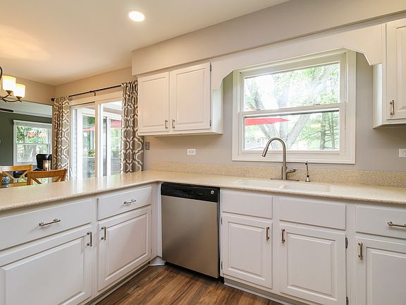 4th image of 40 Westmoreland Ln