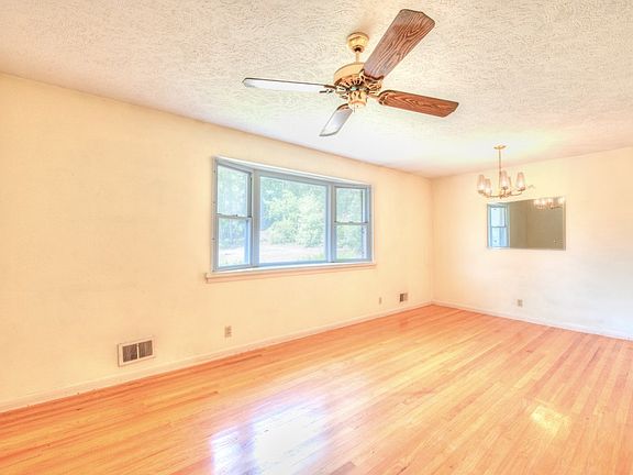 3rd image of 201 Hillcrest Dr