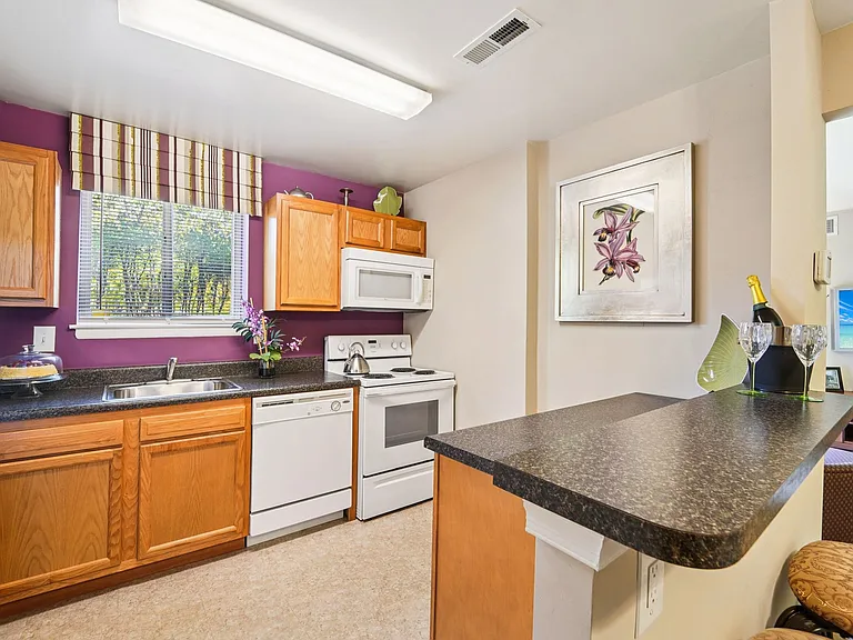 2BR, 1.5BA - 939SF - Model - Kitchen
