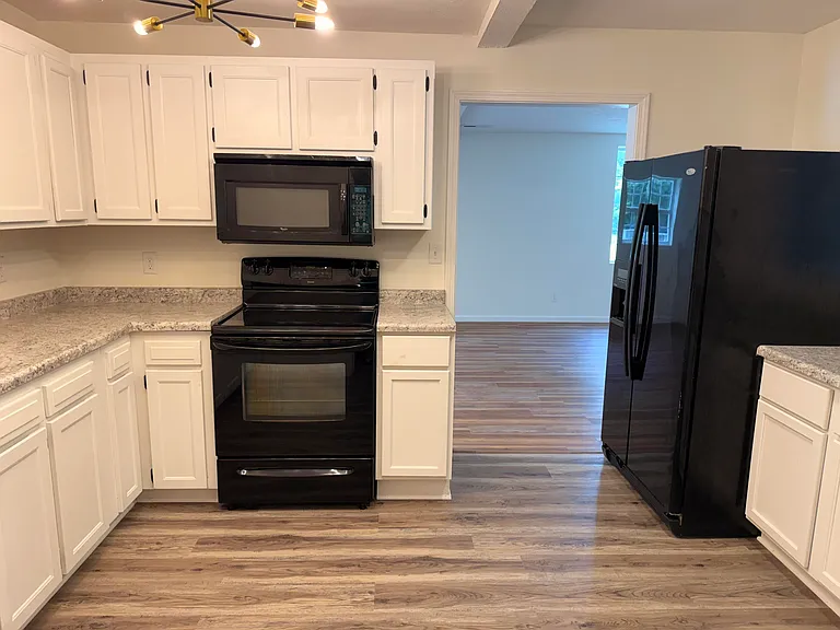 410 W Benton St — Photo 8