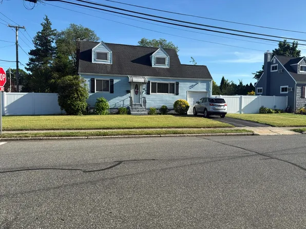 42 Clark St, West Babylon, NY 11704