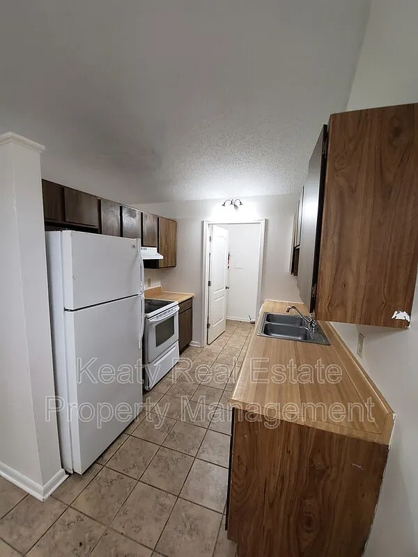 Building Photo - 803-2 Fox Run Dr
