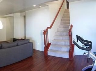 11352 Pineview Crossing Dr, Maryland Heights, MO 63043