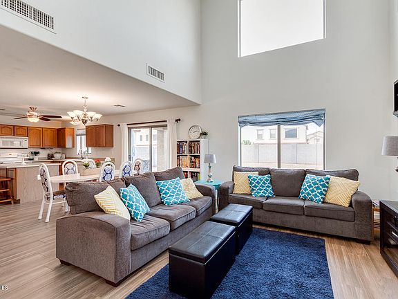4th image of 1084 W Vineyard Plains Dr